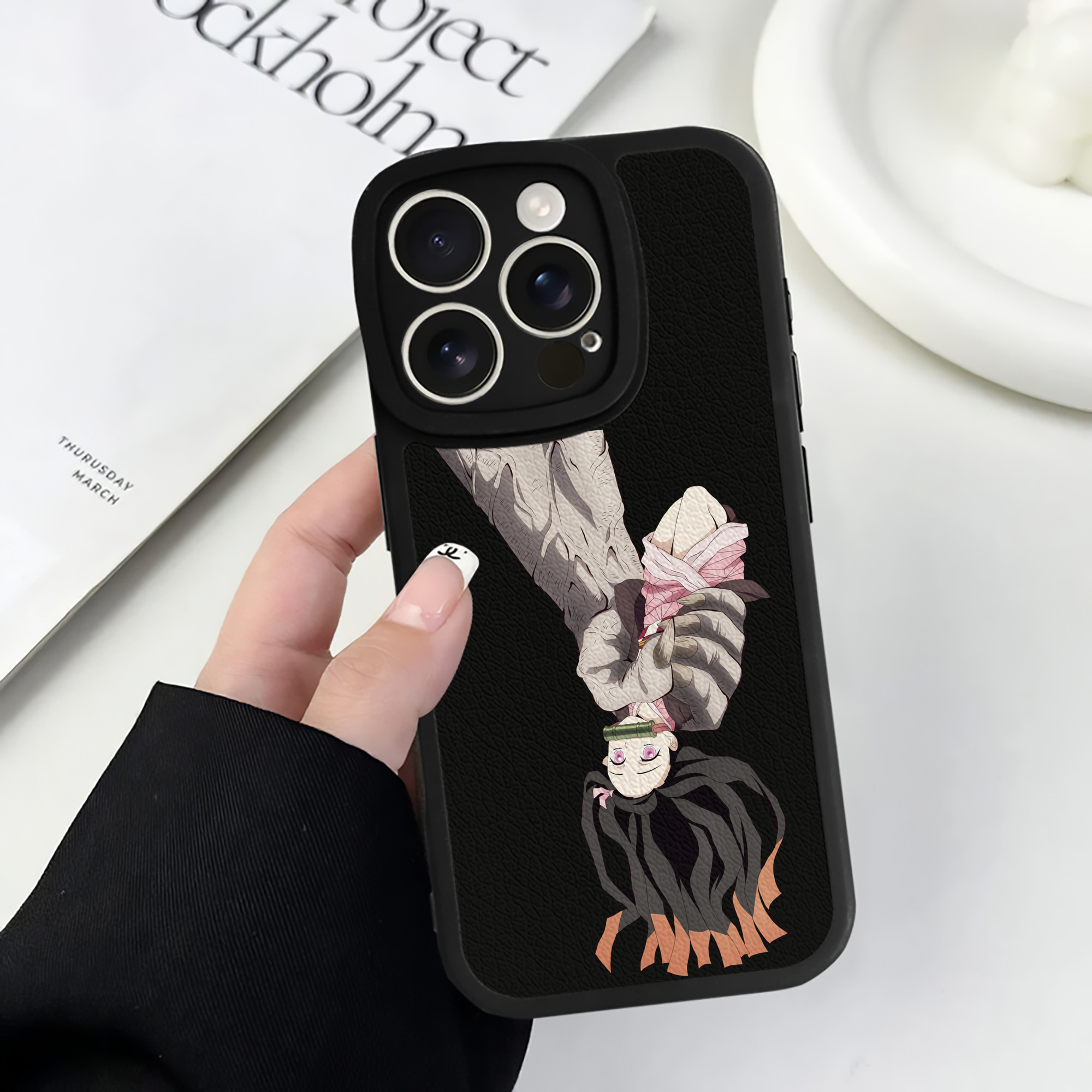 （画像用） 鬼滅の刃（きめつのやいば）竈門 禰󠄀豆子／かまど ねずこ Kamado Nezuko 【iPhone 16シリーズ対応】シリコンスマホケース（レザー調） 材質：シリコン